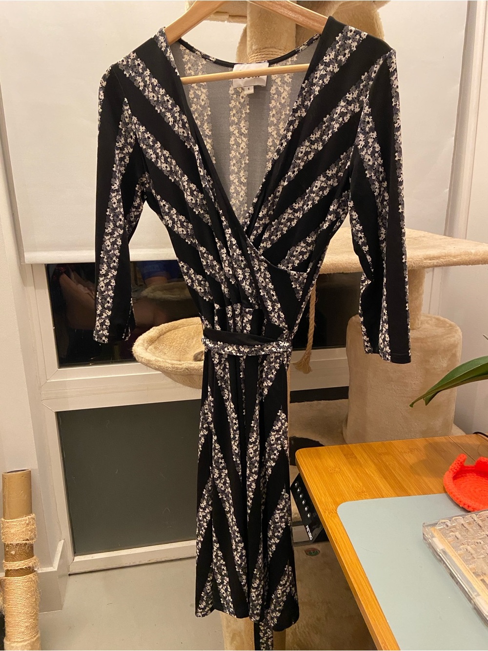 Leota Black faux wrap Dress w White Floral Stripes size Small
